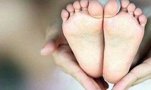 移植囊胚第五天恶心厉害但试纸白板正常吗？